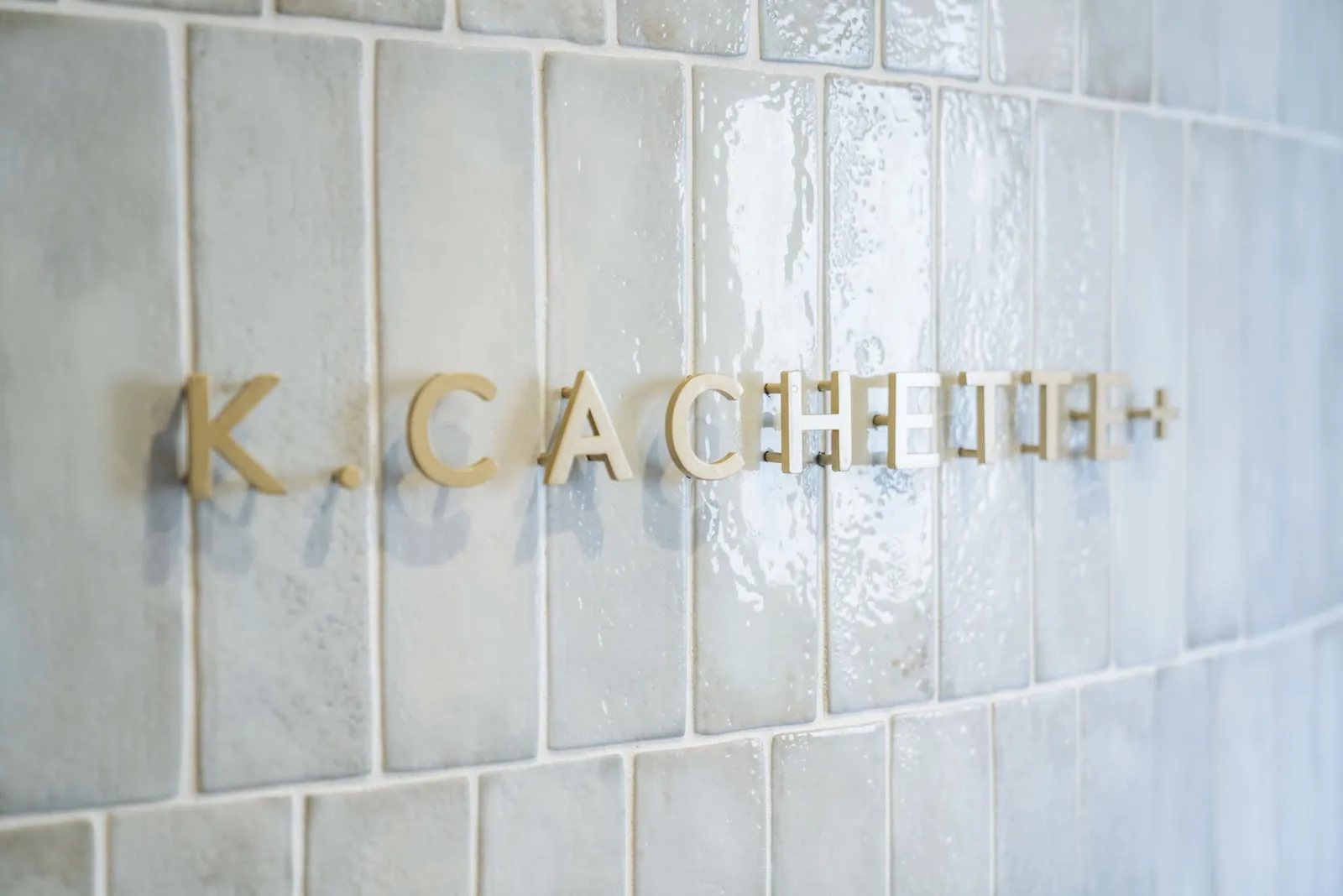 K.CACHETTE+の店舗サイン