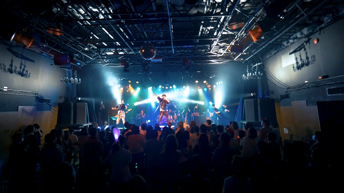 GRANOLAのワンマンライブ映像から、ステージと会場の全景
