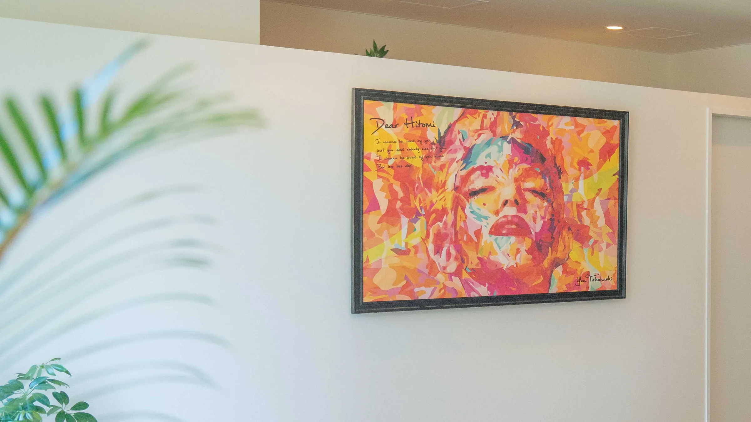 周年LPに使用した店内のアートと植物の写真